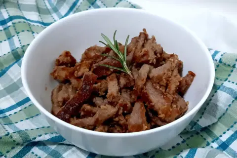 Deliziosi straccetti di vitello cotti a puntino, guarniti con un rametto di rosmarino fresco.