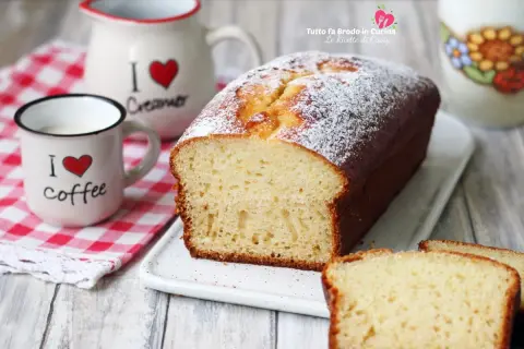 Plumcake yogurt greco soffice e profumato, spolverato di zucchero a velo, pronto per una colazione golosa.