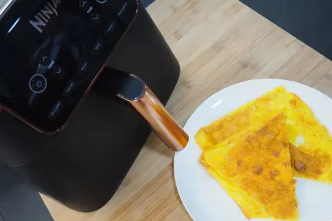 Frittata dorata appena sfornata dalla friggitrice ad aria Ninja, pronta per essere gustata.