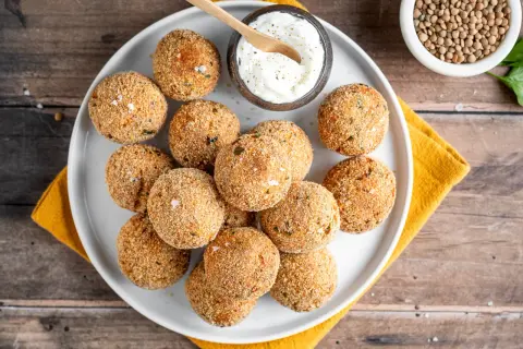 Polpette dorate e croccanti, perfette per le tue ricette con lenticchie. Servite con una ciotolina di salsa cremosa.