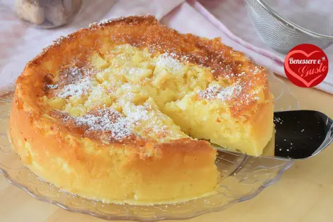 Una deliziosa torta di mele senza glutine, soffice e dorata, cosparsa di zucchero a velo. Perfetta per ogni occasione.