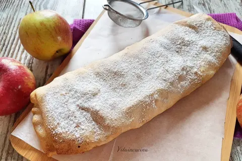 Strudel di mele appena sfornato, cosparso di zucchero a velo. Perfetto per la tua ricetta strudel di mele.