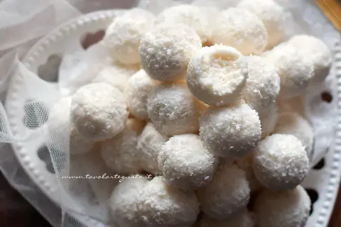 Dolci palline di cocco e ricotta, un tripudio di dolcezza e morbidezza, perfette per ogni occasione.