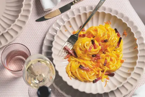 Spaghetti veloci e sfiziosi, un piatto cremoso con guanciale croccante e pepe nero, pronto in pochi minuti per un pasto delizioso.