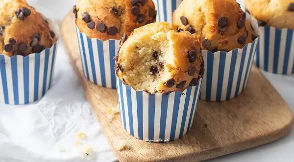 Muffin in friggitrice ad aria, soffici e golosi, con gocce di cioccolato, pronti per essere gustati.