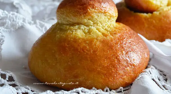 Brioche col tuppo dorate e soffici, pronte per essere gustate.