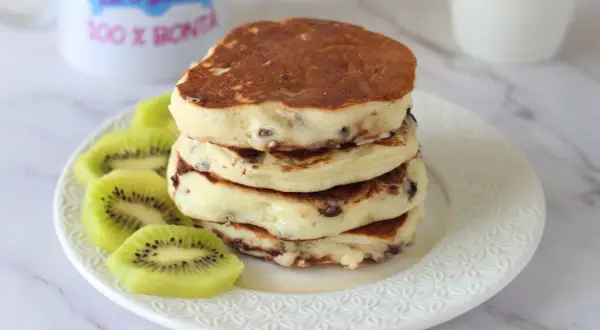 Pancake con yogurt greco e kiwi, un dolce inizio di giornata.