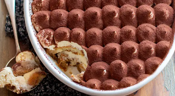 Tiramisù ricetta Benedetta, cremoso e goloso, pronto per essere gustato. Un classico intramontabile.