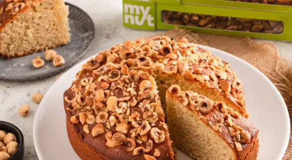 Delizioso dolce con banane e nocciole tostate, una fetta è già servita.
