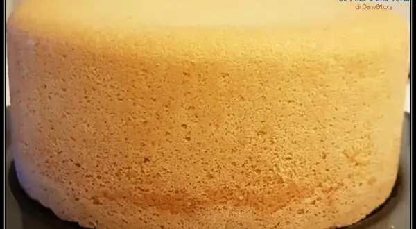 Un soffice pan di spagna, pronto per essere farcito e decorato. La sua consistenza perfetta promette un dolce delizioso.