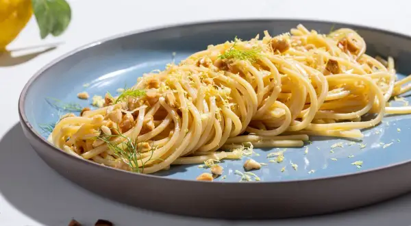 Spaghetti al limone e noci, un'idea per ricette primi piatti sfiziosi. Un piatto fresco e profumato, perfetto per ogni occasione.