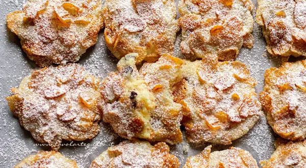 Deliziosi biscotti con corn flakes, cosparsi di zucchero a velo, invitano a un assaggio croccante e goloso.