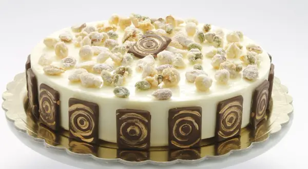 Deliziosa bavarese alla vaniglia con decorazioni di frutta secca caramellata e cioccolato.