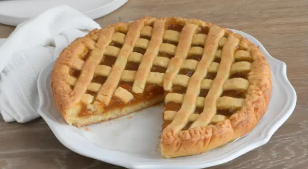 Una deliziosa crostata di marmellata, con la sua crosta dorata e il ripieno invitante, pronta per essere gustata.