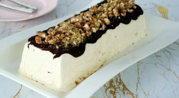 Parfait di mandorle ricoperto di cioccolato fuso e granella croccante. Un dolce fresco e goloso, perfetto per ogni occasione.