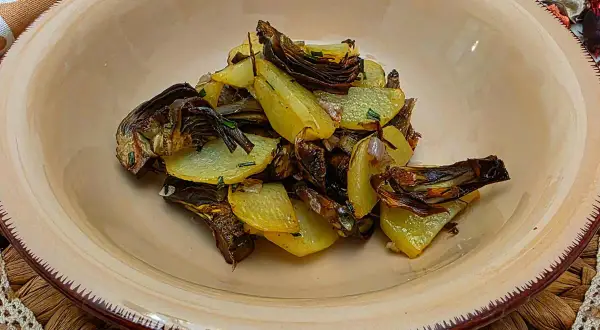 Carciofi croccanti e patate dorate, un contorno perfetto preparato in friggitrice ad aria.