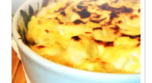 Gnocchi alla parigina dorati e filanti in una ciotola, pronti per essere gustati.