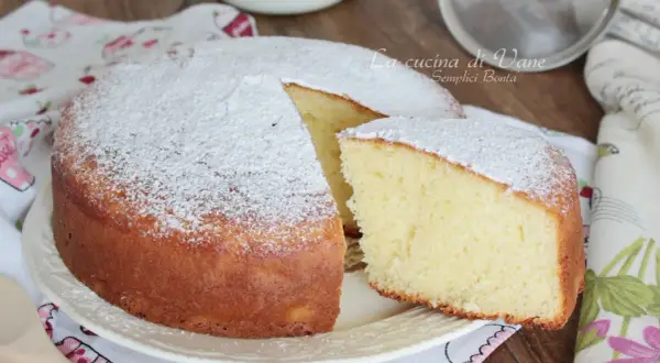 Torta soffice e profumata, uno dei tanti dolci con yogurt greco che conquisteranno il tuo palato. Perfetta per la colazione o la merenda.
