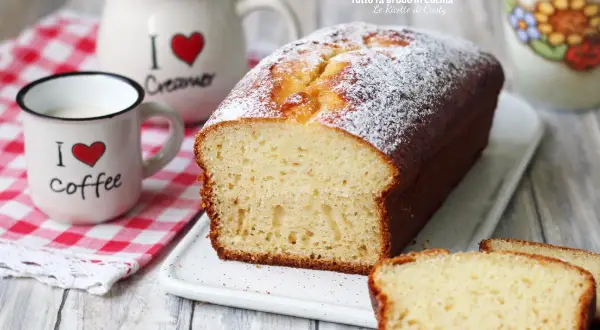 Plumcake yogurt greco soffice e profumato, spolverato di zucchero a velo, pronto per una colazione golosa.