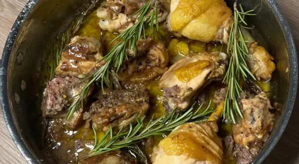 Pollo alla cacciatora in bianco, succulento e profumato, cotto in padella con rosmarino fresco.