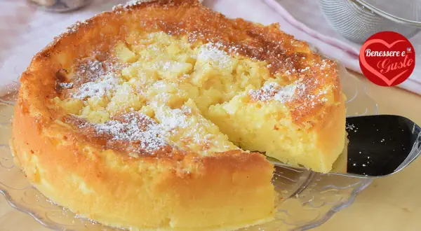 Una deliziosa torta di mele senza glutine, soffice e dorata, cosparsa di zucchero a velo. Perfetta per ogni occasione.