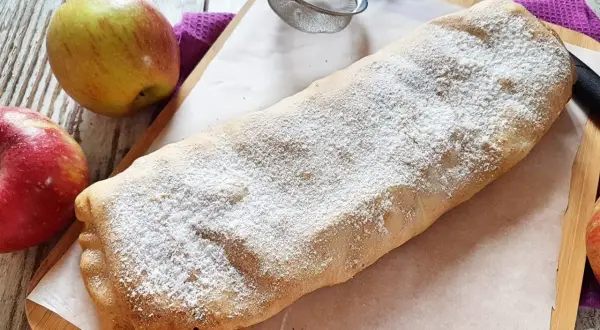 Strudel di mele appena sfornato, cosparso di zucchero a velo. Perfetto per la tua ricetta strudel di mele.