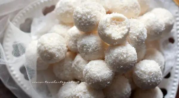 Dolci palline di cocco e ricotta, un tripudio di dolcezza e morbidezza, perfette per ogni occasione.