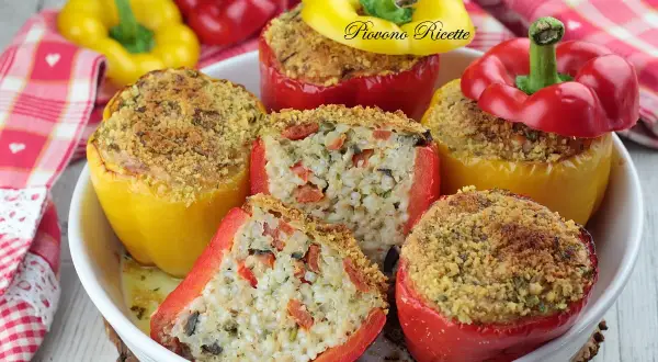 Peperoni ripieni di riso, un classico della ricetta pugliese, cotti al forno e dorati.