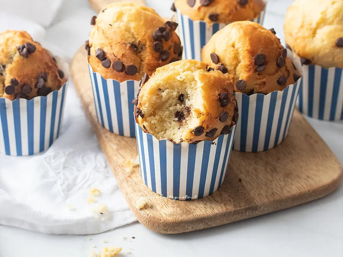 Muffin in friggitrice ad aria, soffici e golosi, con gocce di cioccolato, pronti per essere gustati.