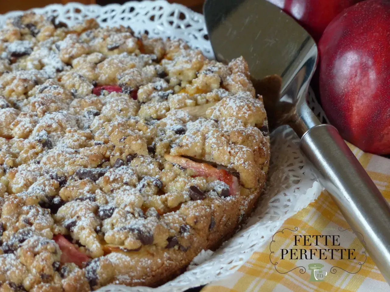 Torta sbriciolata con pesche e gocce di cioccolato, perfetta per chi ama le ricette con le pesche. Un dolce rustico e goloso.