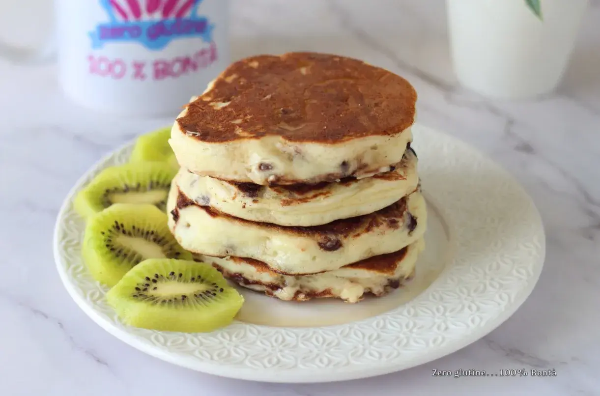 Pancake con yogurt greco e kiwi, un dolce inizio di giornata.