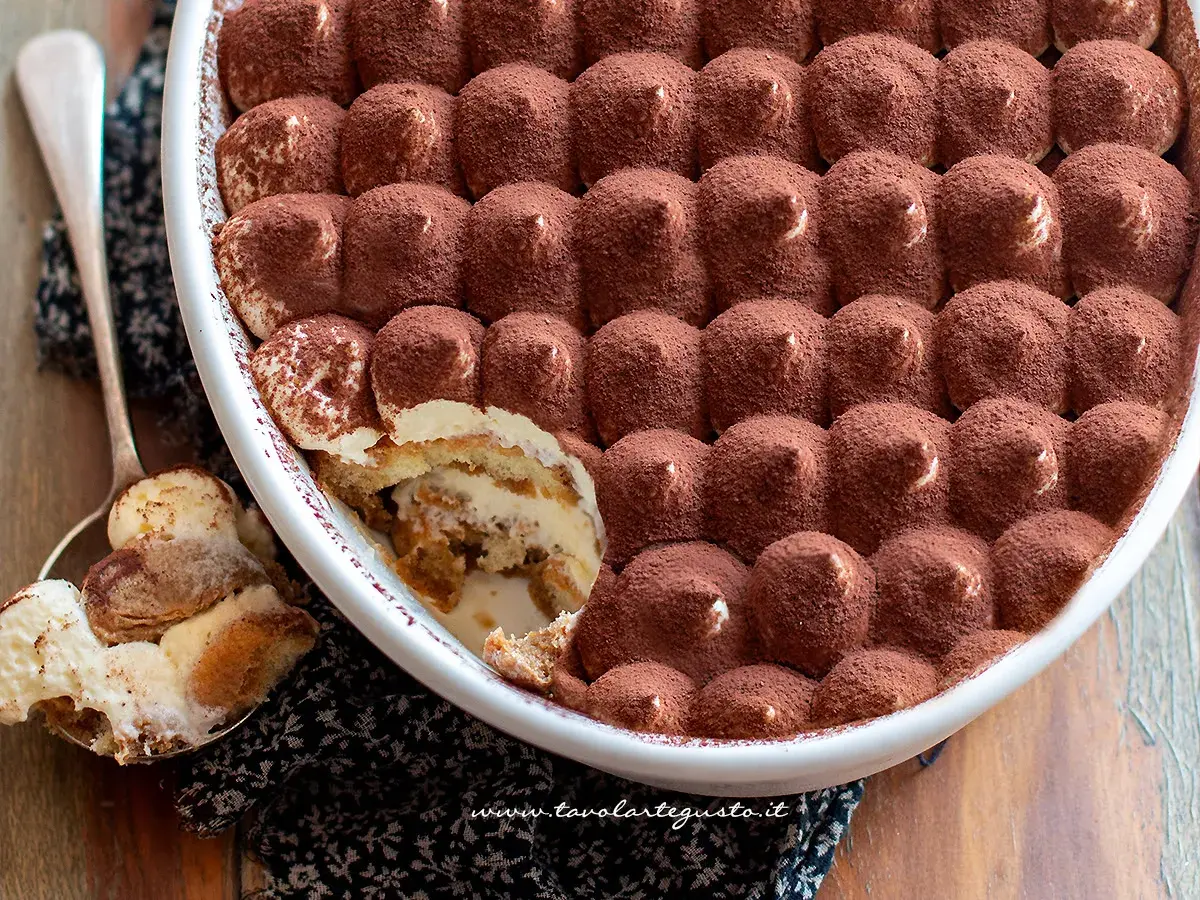 Tiramisù ricetta Benedetta, cremoso e goloso, pronto per essere gustato. Un classico intramontabile.
