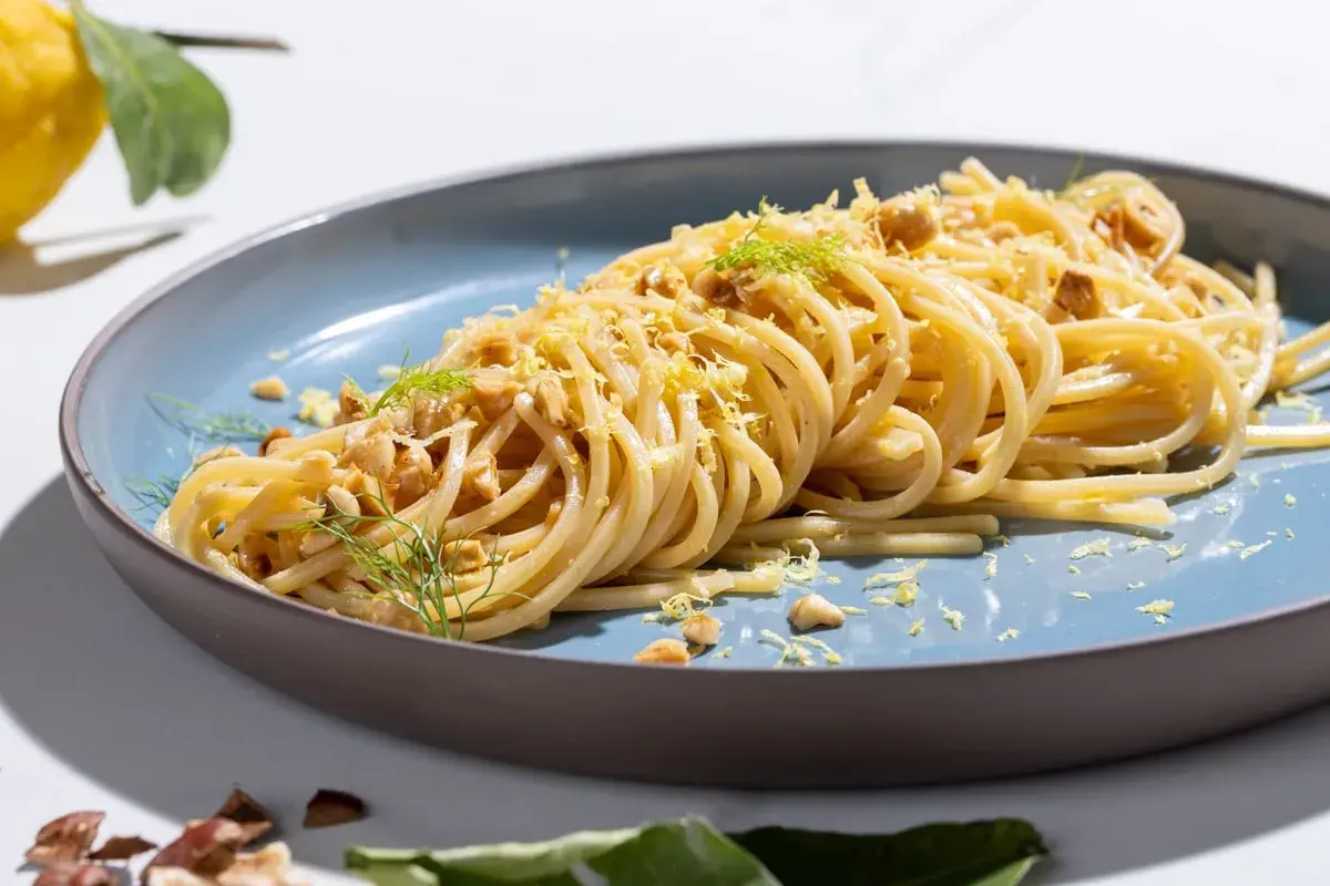 Spaghetti al limone e noci, un'idea per ricette primi piatti sfiziosi. Un piatto fresco e profumato, perfetto per ogni occasione.