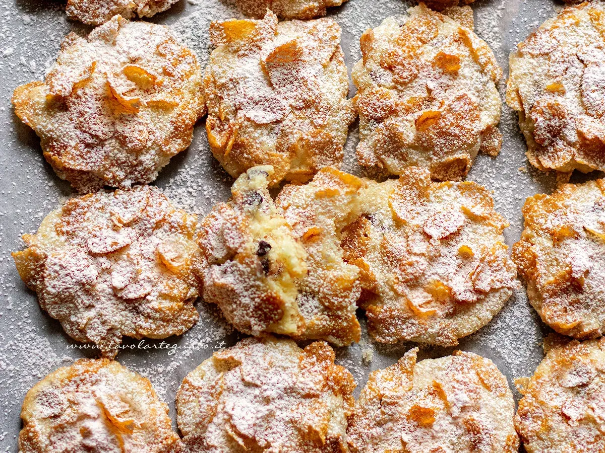 Deliziosi biscotti con corn flakes, cosparsi di zucchero a velo, invitano a un assaggio croccante e goloso.