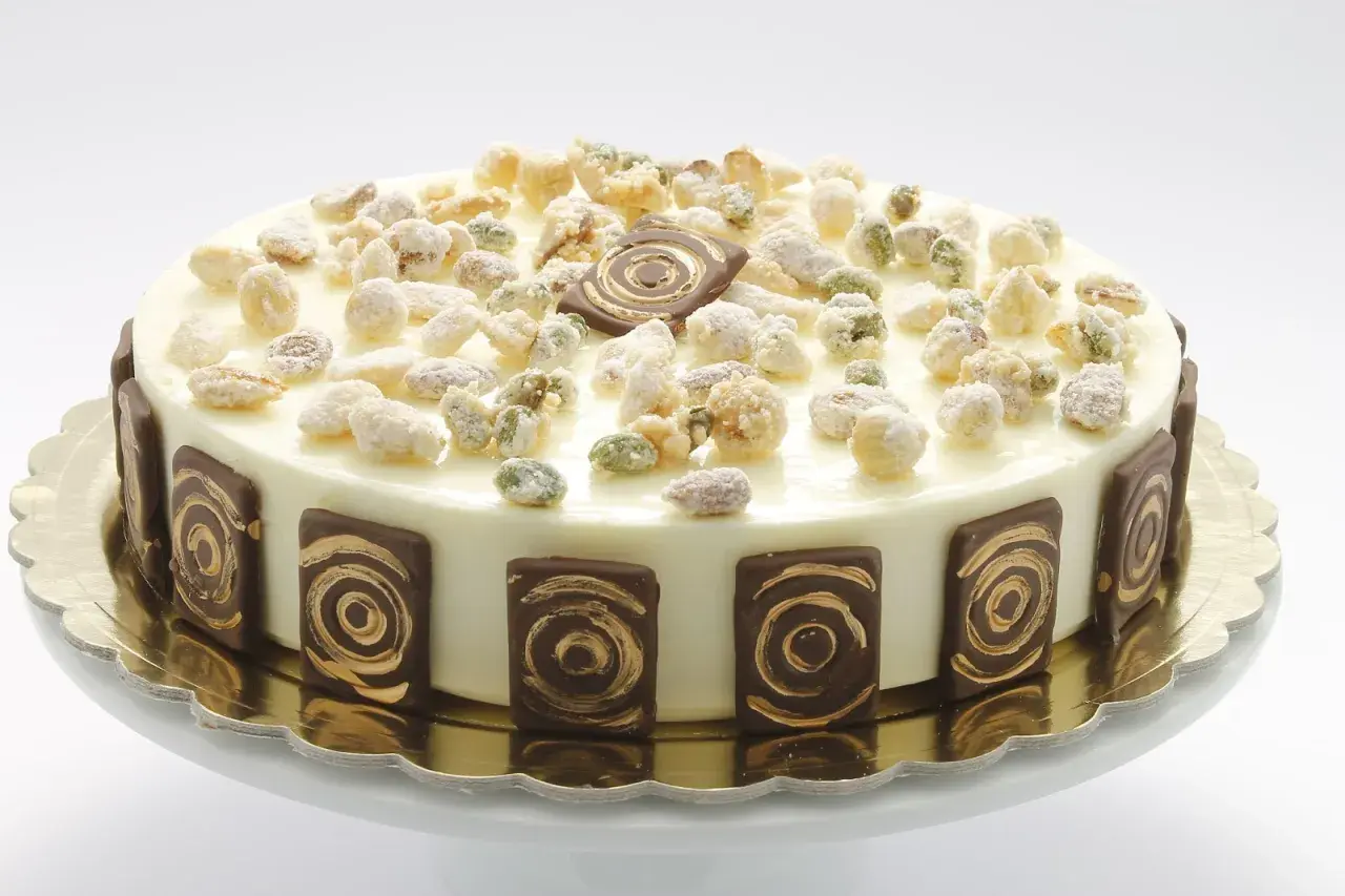 Deliziosa bavarese alla vaniglia con decorazioni di frutta secca caramellata e cioccolato.