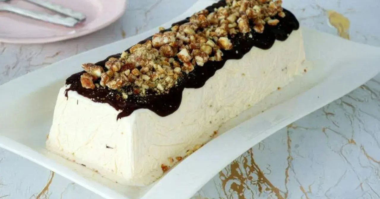 Parfait di mandorle ricoperto di cioccolato fuso e granella croccante. Un dolce fresco e goloso, perfetto per ogni occasione.