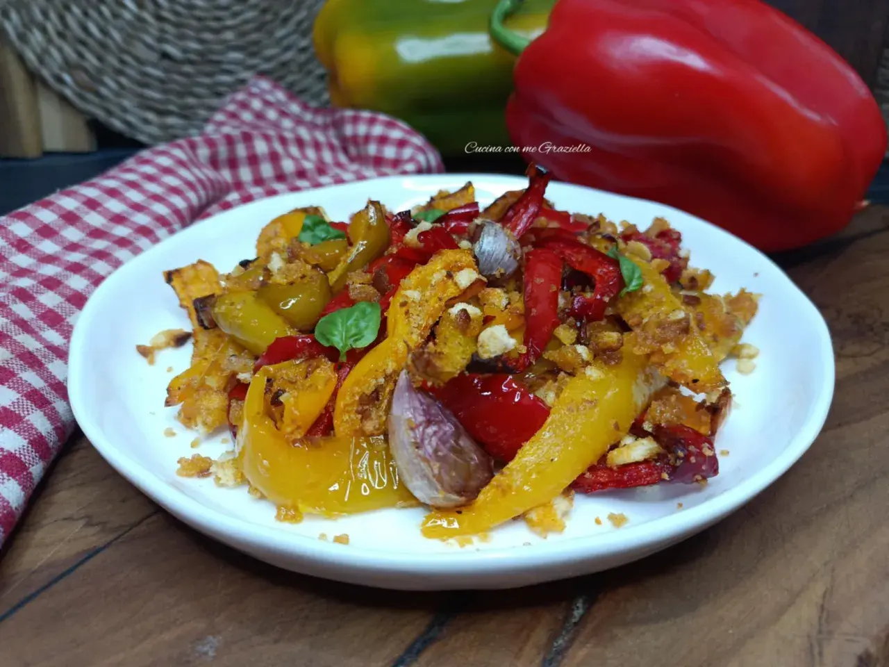 Peperoni gratinati in friggitrice ad aria, un piatto colorato e saporito, con pangrattato croccante e aglio.