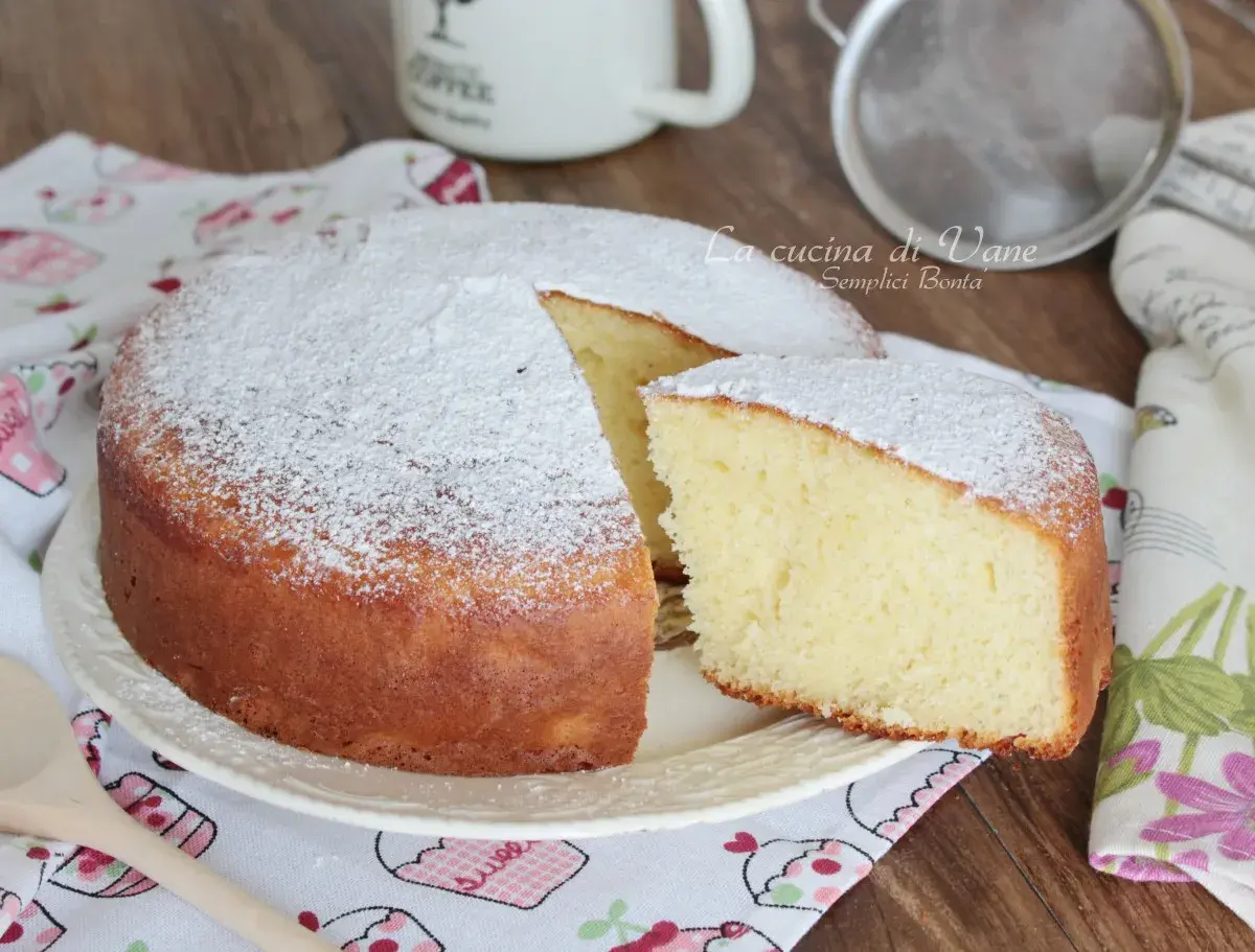 Torta soffice e profumata, uno dei tanti dolci con yogurt greco che conquisteranno il tuo palato. Perfetta per la colazione o la merenda.