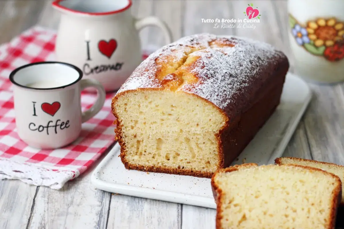 Plumcake yogurt greco soffice e profumato, spolverato di zucchero a velo, pronto per una colazione golosa.