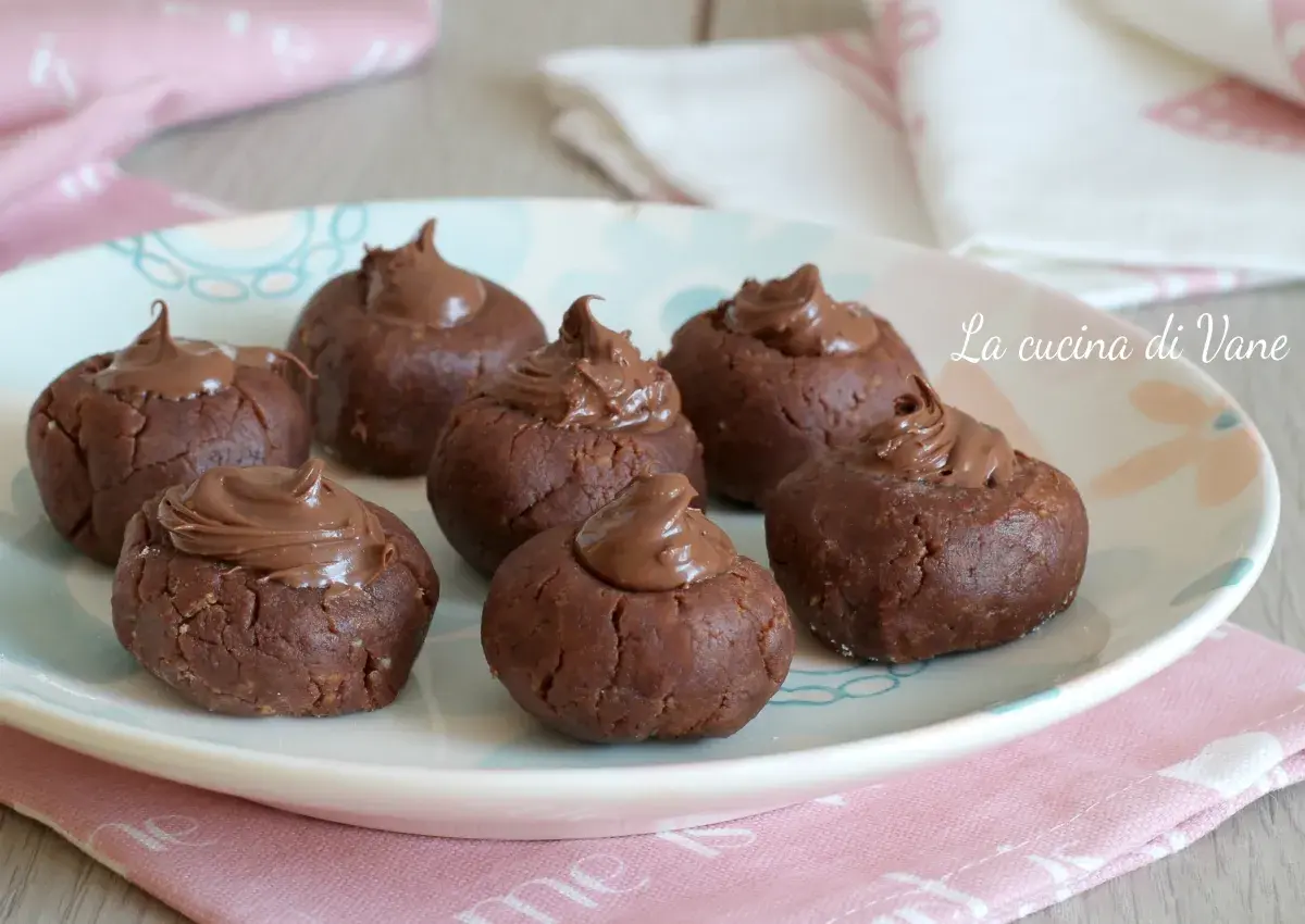 Dolci da fare in 5 minuti senza cottura: palline al cacao con crema al cioccolato, perfette per una pausa golosa.