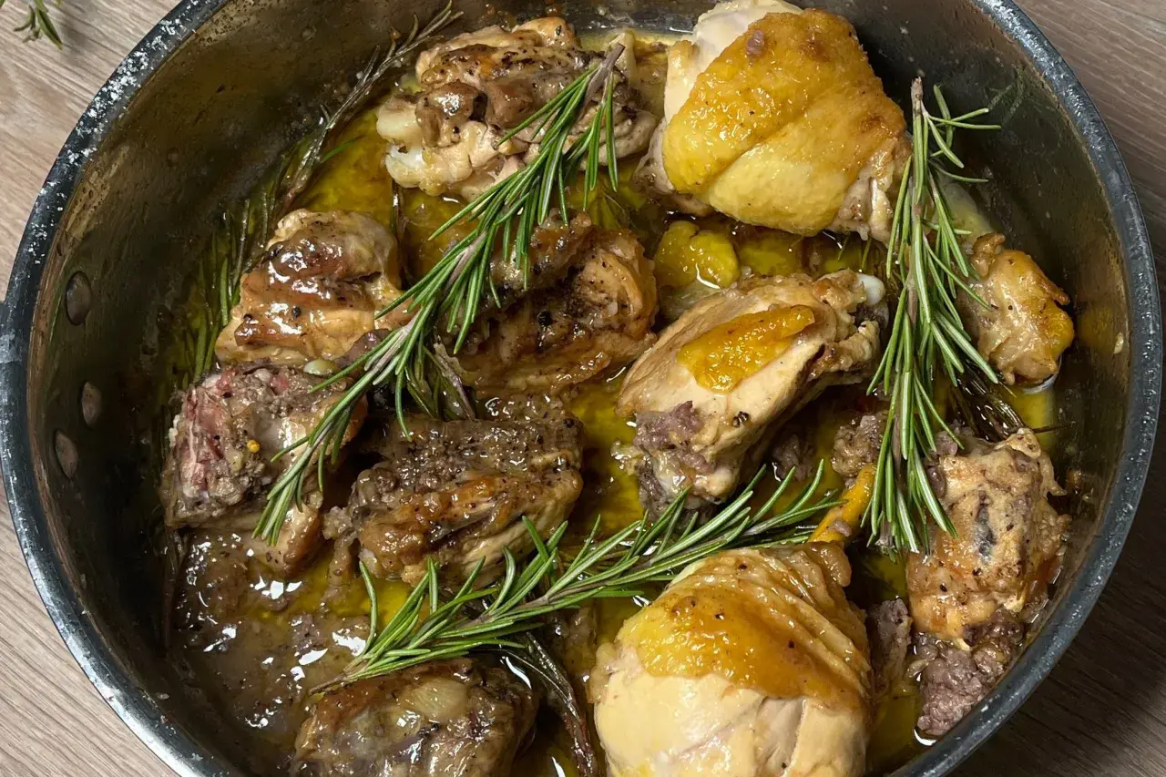 Pollo alla cacciatora in bianco, succulento e profumato, cotto in padella con rosmarino fresco.