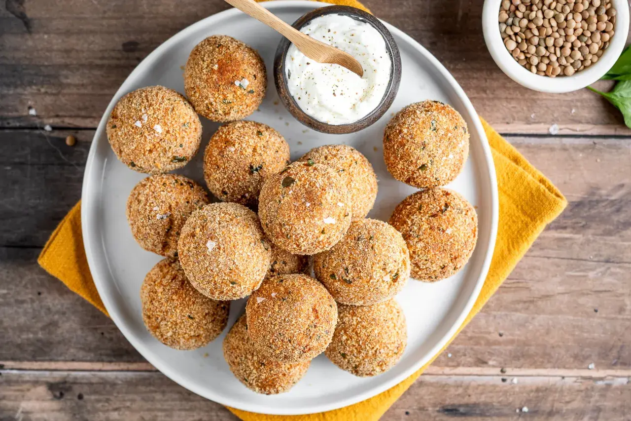 Polpette dorate e croccanti, perfette per le tue ricette con lenticchie. Servite con una ciotolina di salsa cremosa.