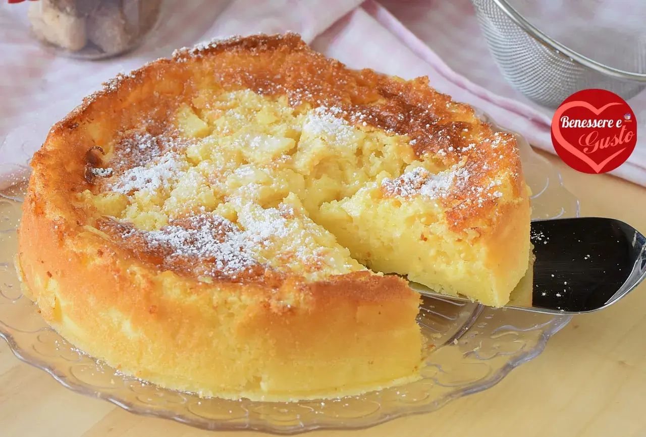 Una deliziosa torta di mele senza glutine, soffice e dorata, cosparsa di zucchero a velo. Perfetta per ogni occasione.