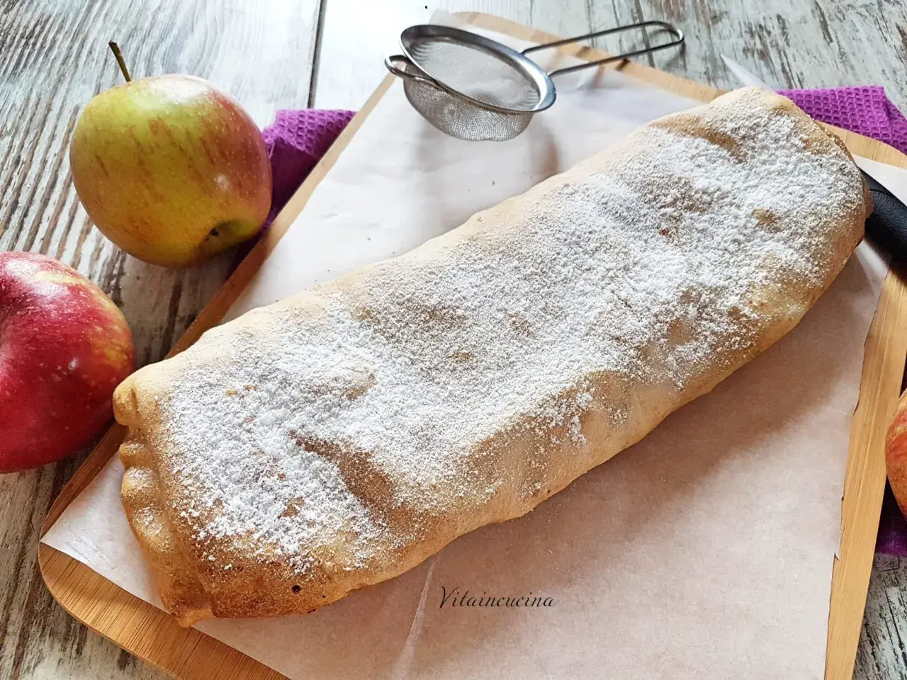 Strudel di mele appena sfornato, cosparso di zucchero a velo. Perfetto per la tua ricetta strudel di mele.