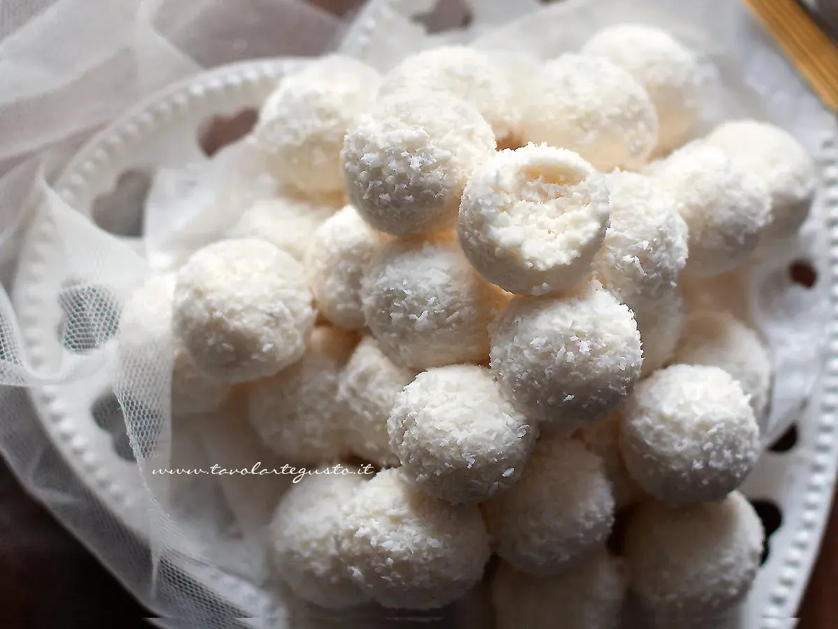 Dolci palline di cocco e ricotta, un tripudio di dolcezza e morbidezza, perfette per ogni occasione.