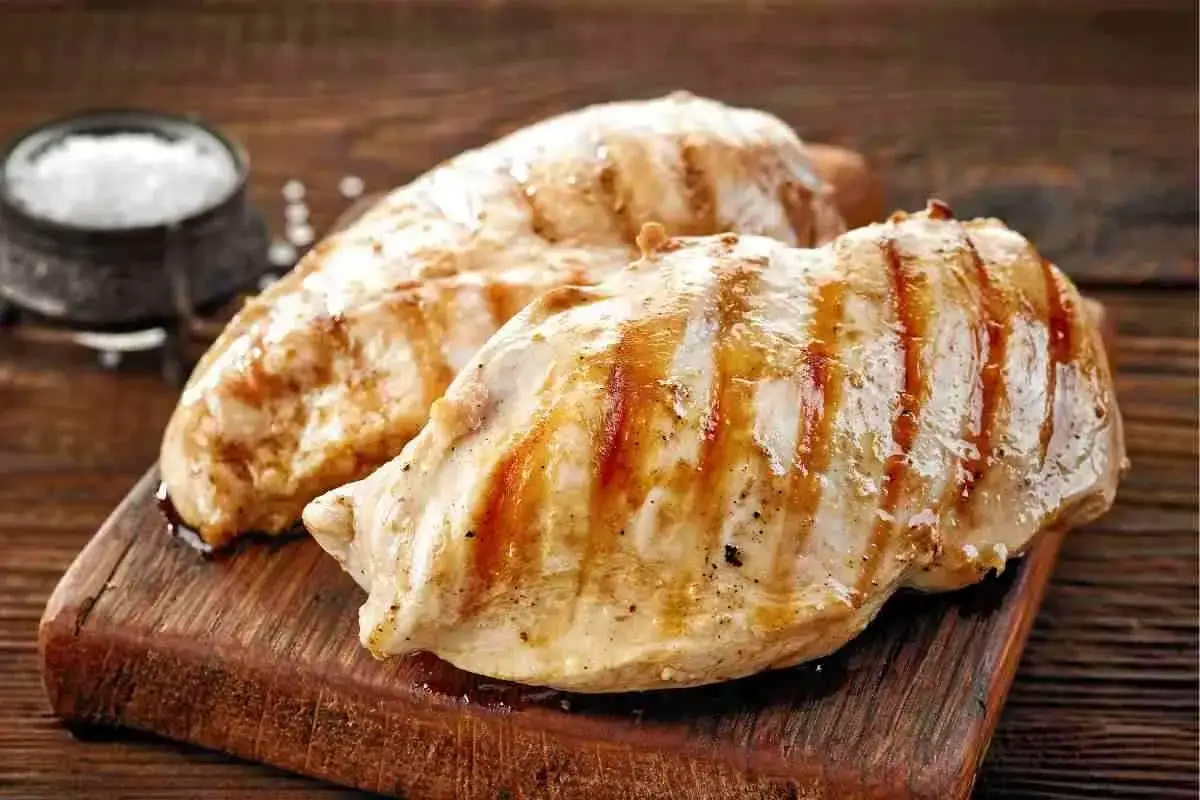 Petto di pollo grigliato, perfetti secondi di carne da preparare in anticipo. Un contorno di sale completa la scena.