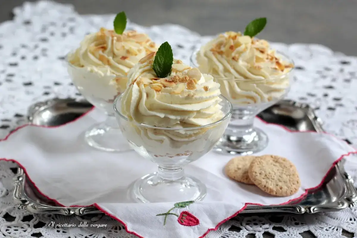 Deliziosi dolci da fare in 5 minuti senza cottura: coppe di crema chantilly con mandorle tostate e menta.