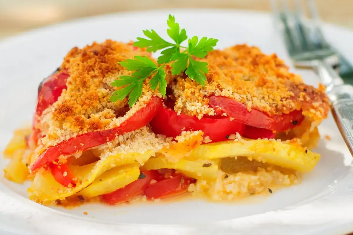 Deliziosi peperoni ripieni in friggitrice ad aria, con un croccante strato di pangrattato e verdure colorate.