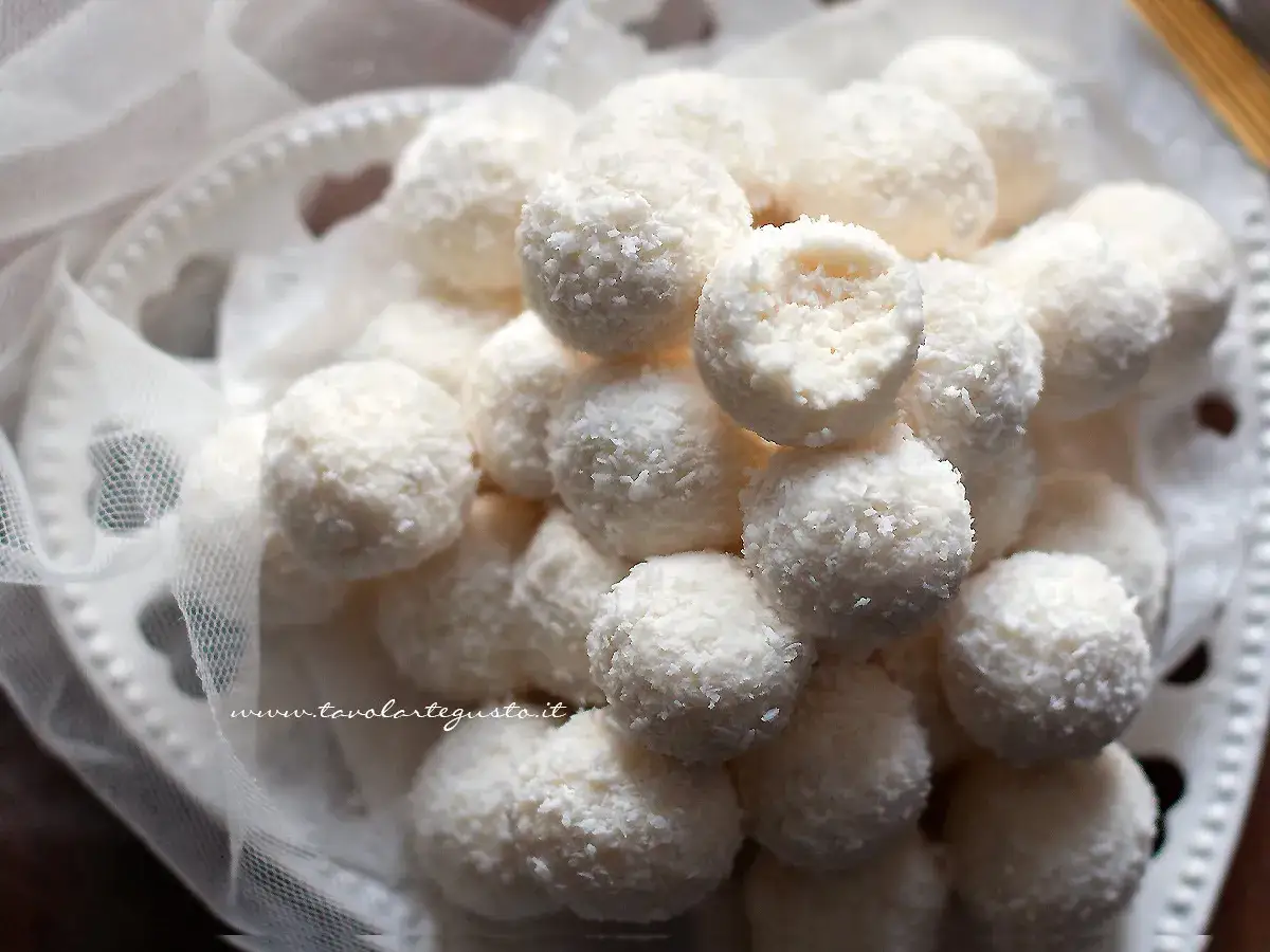 Dolci palline di cocco e ricotta, un tripudio di dolcezza e morbidezza, perfette per ogni occasione.