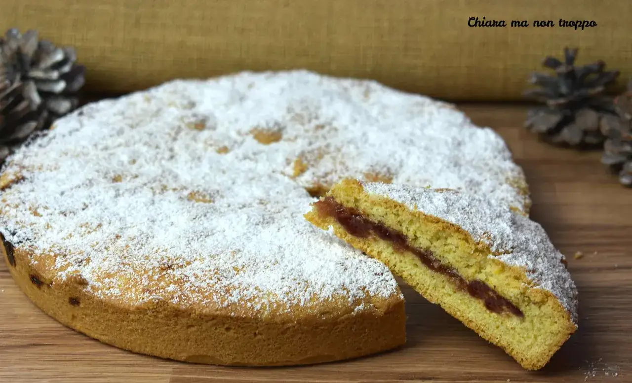 Torta con ripieno di marmellata, ricoperta di zucchero a velo. La pasta frolla morbida &egrave; perfetta per ogni occasione.